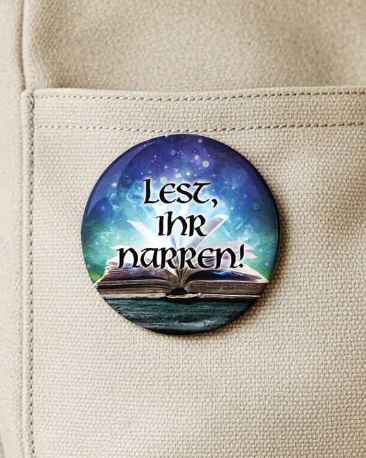 Lest, ihr Narren! (Button/Magnet)