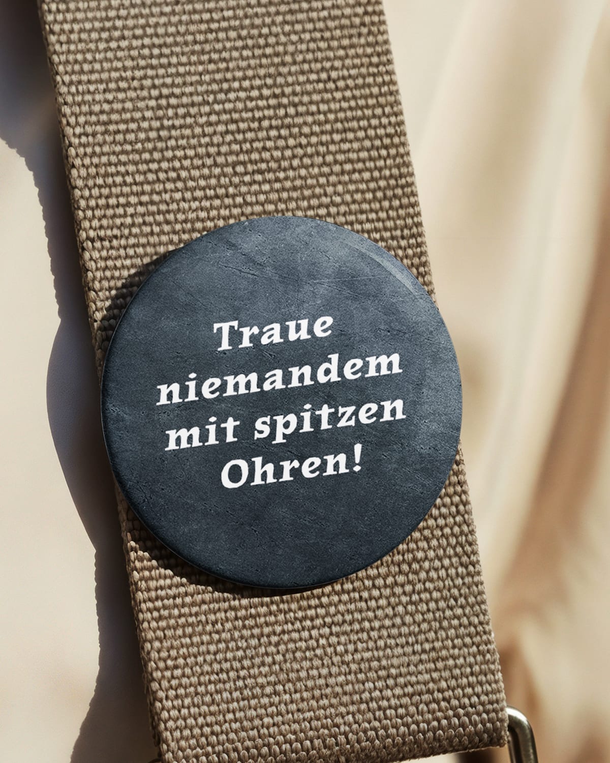 Traue niemandem mit spitzen Ohren! (Button/Magnet)
