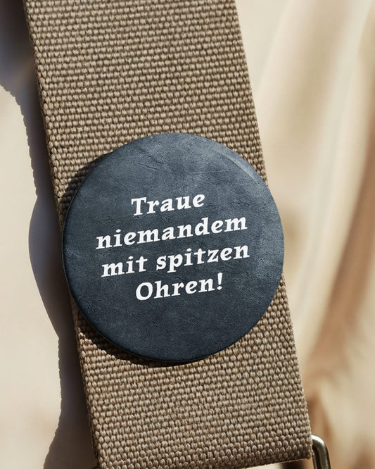 Traue niemandem mit spitzen Ohren! (Button/Magnet)