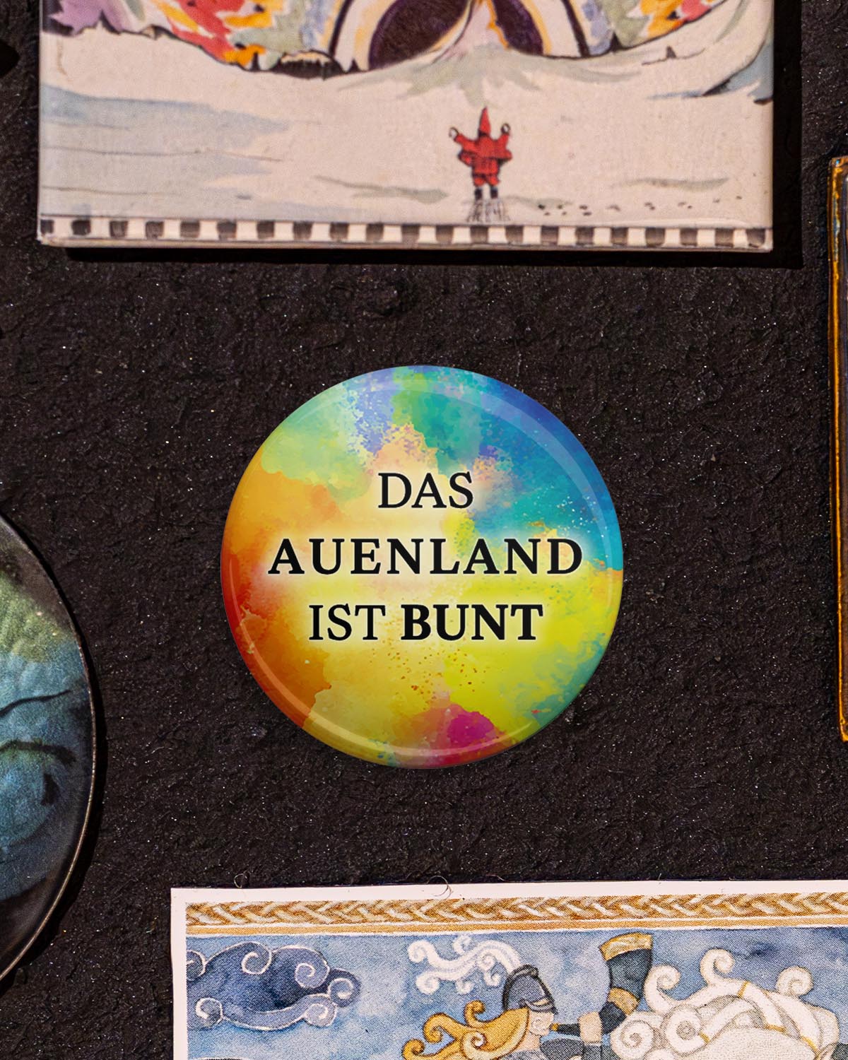 Das Auenland ist bunt (Button/Magnet)