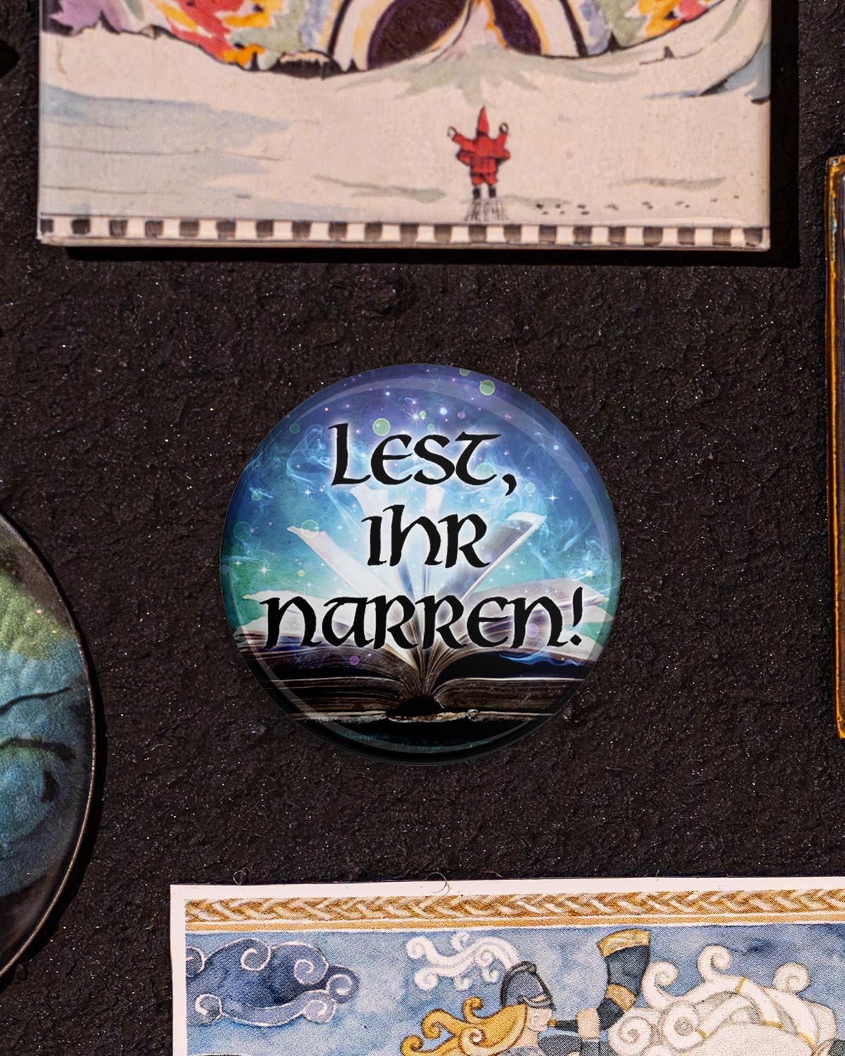Lest, ihr Narren! (Button/Magnet)