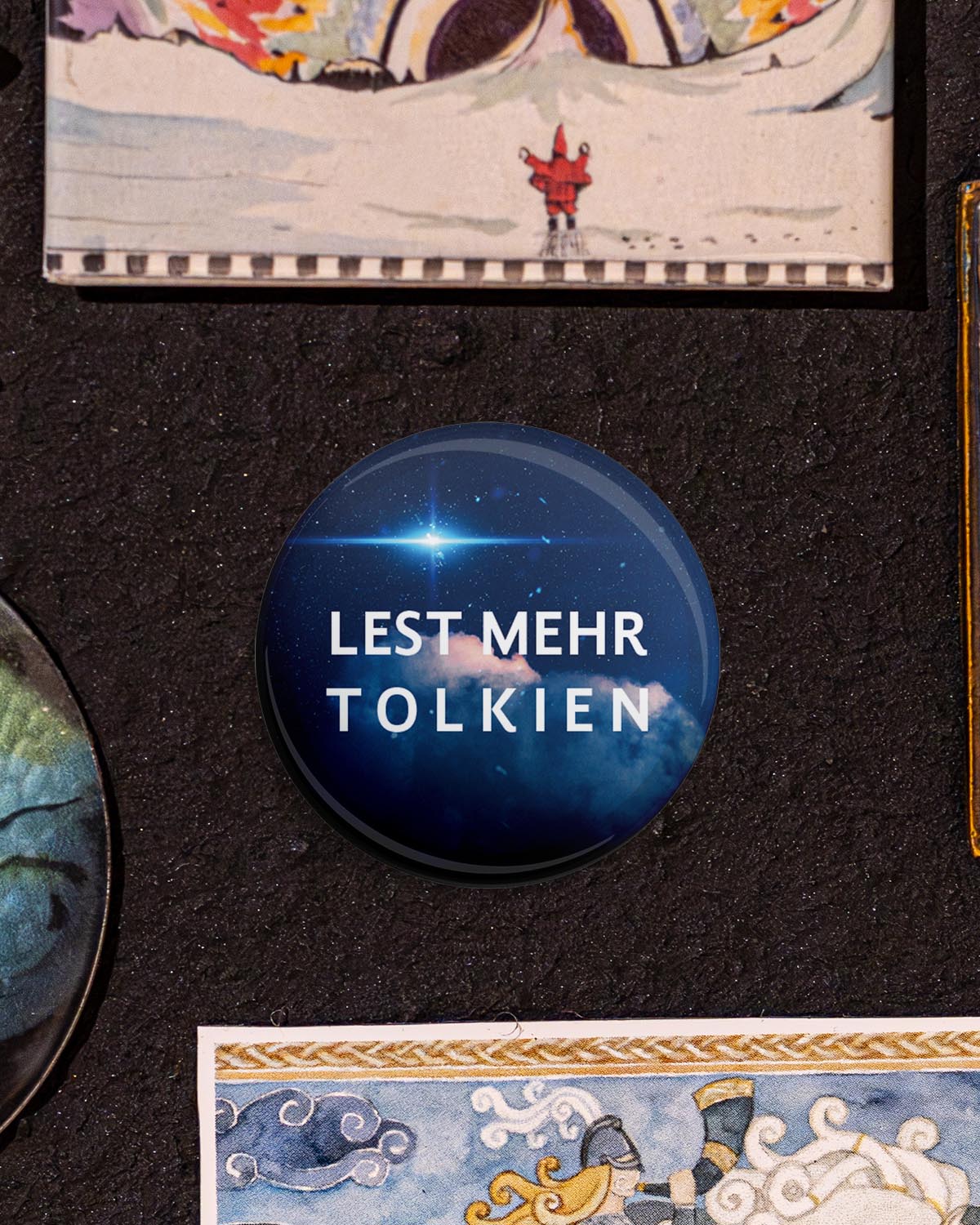Lest mehr Tolkien  (Button/Magnet)