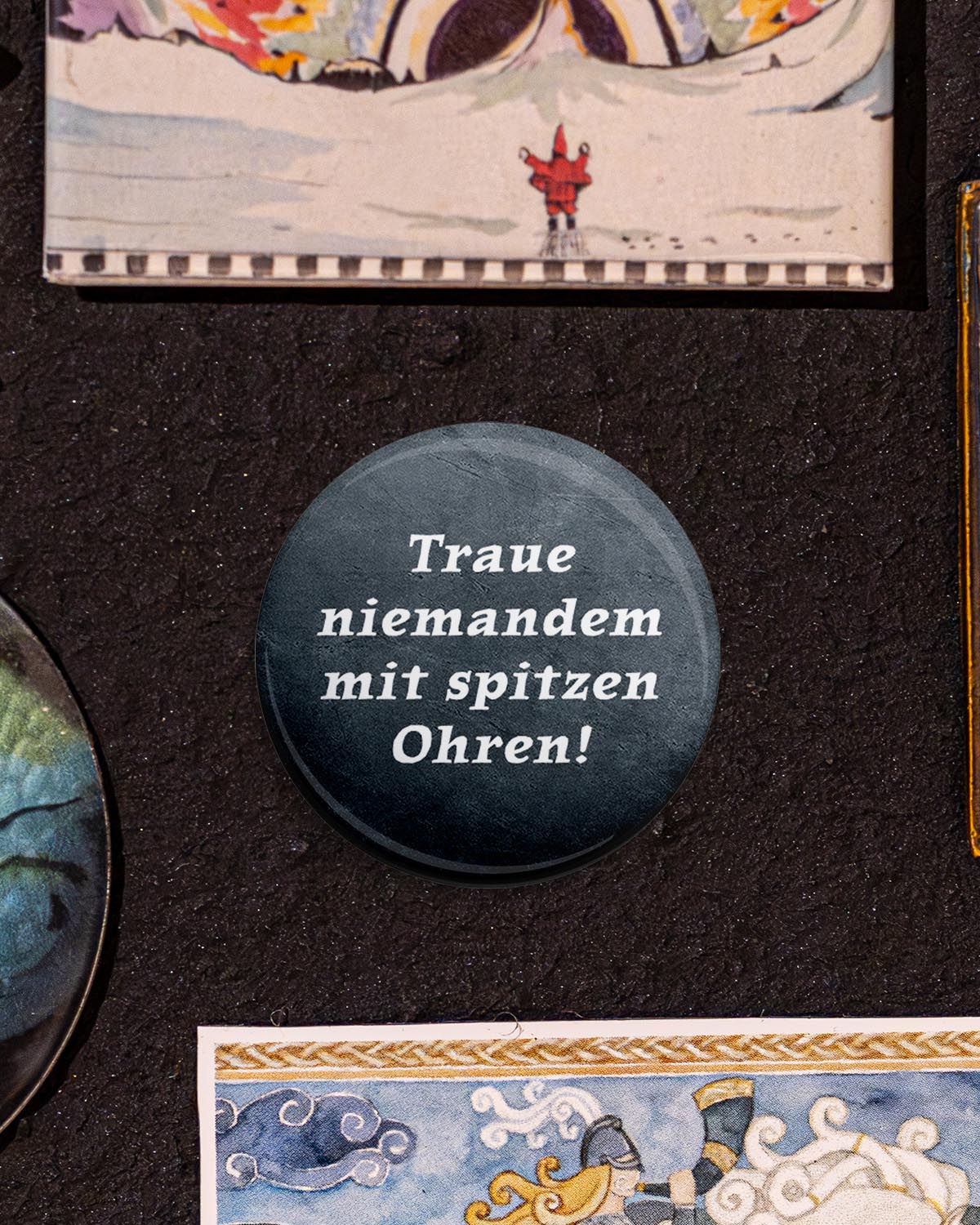 Traue niemandem mit spitzen Ohren! (Button/Magnet)